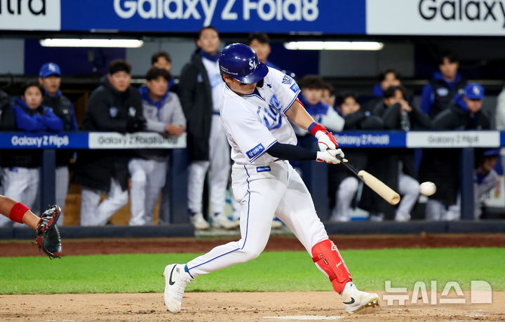 [대구=뉴시스] 이무열 기자 = 27일 대구 수성구 삼성라이온즈파크에서 열린 2026 신한 SOL KBO 포스트시즌 플레이오프 2차전 KIA 타이거즈와 삼성 라이온즈 경기, 3회말 2사 주자 2루 상황에서 삼성 박승규가 1타점 2루타를 치고 있다. 2026.10.27. lmy@newsis.com