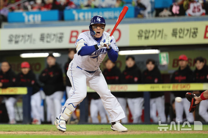 [대구=뉴시스] 권창회 기자 = 27일 대구 수성구 삼성라이온즈파크에서 열린 2026 신한 SOL KBO 포스트시즌 플레이오프 2차전 KIA 타이거즈와 삼성 라이온즈 경기, 5회 말 2사 만루 삼성 최형우가 밀어내기 볼넷으로 진루하고 있다. 2026.10.27. kch0523@newsis.com