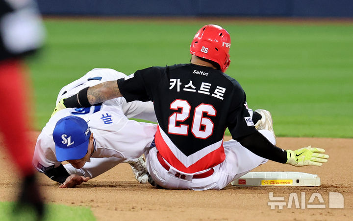 [대구=뉴시스] 이무열 기자 = 27일 대구 수성구 삼성라이온즈파크에서 열린 2026 신한 SOL KBO 포스트시즌 플레이오프 2차전 KIA 타이거즈와 삼성 라이온즈 경기, 6회초 2사 주자 없는 상황에서 KIA 카스트로가 좌중간 안타를 친 뒤 2루에서 아웃되고 있다. 2026.10.27. lmy@newsis.com