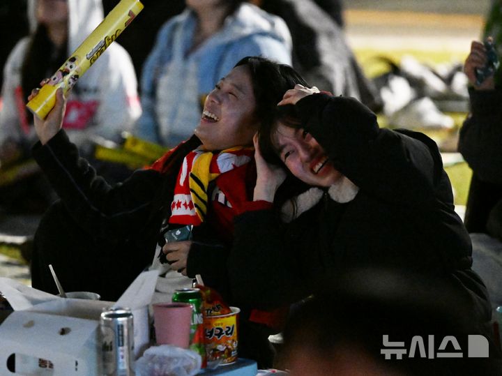 [전남광주=뉴시스] 이현행 기자 = 2026 신한 SOL KBO 포스트시즌 플레이오프 2차전 KIA 타이거즈와 삼성 라이온즈 경기가 열린 27일 오후 전남광주 광산구청 시민광장에서 KIA 타이거즈 플레이오프 시민 공동응원전에서 팬들이 삼성의 호수비에 아쉬워하고 있다. 2026.10.27. lhh@newsis.com