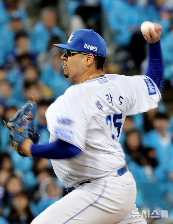 [대구=뉴시스] 이무열 기자 = 27일 대구 수성구 삼성라이온즈파크에서 열린 2026 신한 SOL KBO 포스트시즌 플레이오프 2차전 KIA 타이거즈와 삼성 라이온즈 경기, 7회초 삼성 선발투수 후라도가 공을 던지고 있다. 2026.10.27. lmy@newsis.com