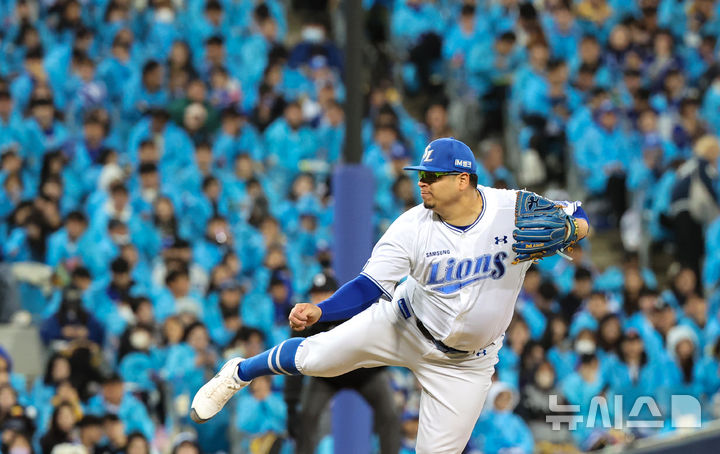 [대구=뉴시스] 이무열 기자 = 27일 대구 수성구 삼성라이온즈파크에서 열린 2026 신한 SOL KBO 포스트시즌 플레이오프 2차전 KIA 타이거즈와 삼성 라이온즈 경기, 7회초 삼성 선발투수 후라도가 공을 던지고 있다. 2026.10.27. lmy@newsis.com