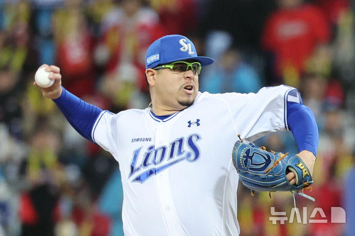 [대구=뉴시스] 권창회 기자 = 27일 대구 수성구 삼성라이온즈파크에서 열린 2026 신한 SOL KBO 포스트시즌 플레이오프 2차전 KIA 타이거즈와 삼성 라이온즈 경기, 7회초 삼성 선발투수 후라도가 역투하고 있다. 2026.10.27. kch0523@newsis.com