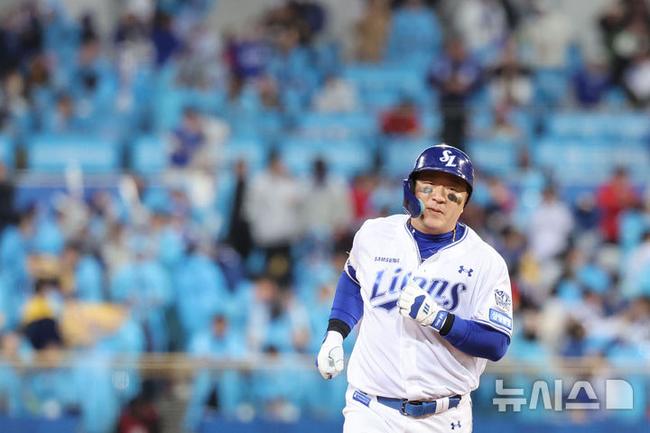 [대구=뉴시스] 권창회 기자 = 27일 대구 수성구 삼성라이온즈파크에서 열린 2026 신한 SOL KBO 포스트시즌 플레이오프 2차전 KIA 타이거즈와 삼성 라이온즈 경기, 7회 말 1사 삼성 최형우가 1점 홈런을 친 뒤 그라운드를 돌고 있다. 2026.10.27. kch0523@newsis.com