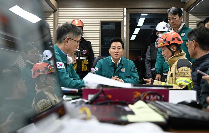 [서울=뉴시스] 오세훈 서울시장이 27일 서울 강남구 개포동 구룡마을 화재 현장을 긴급 방문해 피해 상황과 화재 진압 현황을 확인하고, 주민 대피 및 안전 확보를 위한 대응 조치를 점검하고 있다. (사진=서울시 제공) 2026.10.27. photo@newsis.com *재판매 및 DB 금지