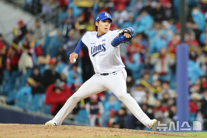 [대구=뉴시스] 권창회 기자 = 27일 대구 수성구 삼성라이온즈파크에서 열린 2026 신한 SOL KBO 포스트시즌 플레이오프 2차전 KIA 타이거즈와 삼성 라이온즈 경기, 9회 초 삼성 원태인이 공을 던지고 있다. 2026.10.27. kch0523@newsis.com