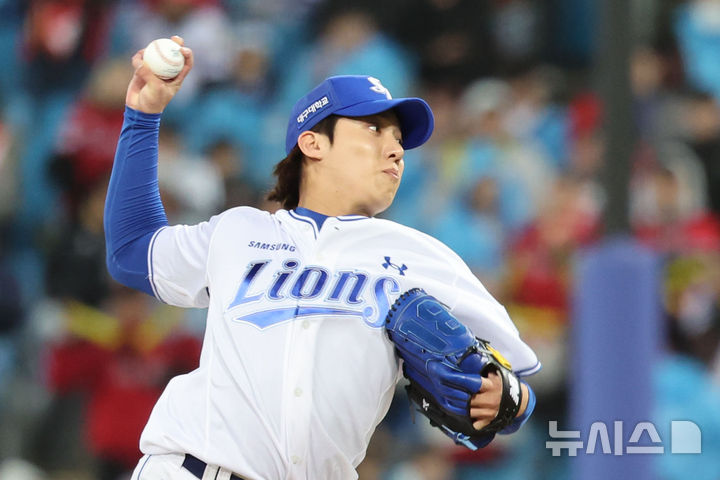[대구=뉴시스] 권창회 기자 = 27일 대구 수성구 삼성라이온즈파크에서 열린 2026 신한 SOL KBO 포스트시즌 플레이오프 2차전 KIA 타이거즈와 삼성 라이온즈 경기, 9회 초 삼성 원태인이 공을 던지고 있다. 2026.10.27. kch0523@newsis.com