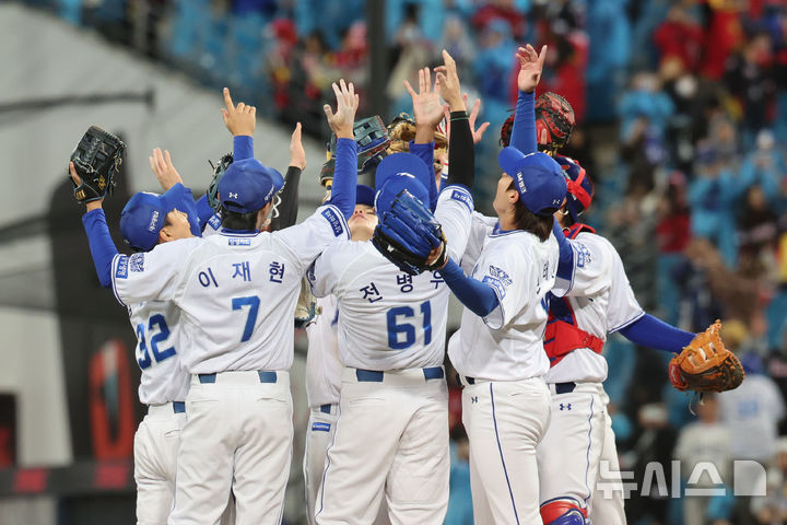 [대구=뉴시스] 권창회 기자 = 27일 대구 수성구 삼성라이온즈파크에서 열린 2026 신한 SOL KBO 포스트시즌 플레이오프 2차전 KIA 타이거즈와 삼성 라이온즈 경기, 8-3으로 승리한 삼성 선수들이 기뻐하고 있다. 2026.10.27. kch0523@newsis.com