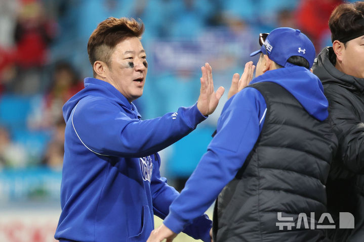 [대구=뉴시스] 권창회 기자 = 27일 대구 수성구 삼성라이온즈파크에서 열린 2026 신한 SOL KBO 포스트시즌 플레이오프 2차전 KIA 타이거즈와 삼성 라이온즈 경기, 8-3으로 승리한 삼성 최형우가 인사하고 있다. 2026.10.27. kch0523@newsis.com