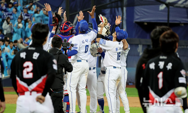 [대구=뉴시스] 이무열 기자 = 27일 대구 수성구 삼성라이온즈파크에서 열린 2026 신한 SOL KBO 포스트시즌 플레이오프 2차전 KIA 타이거즈와 삼성 라이온즈 경기, 8-3으로 승리한 삼성 선수들이 기뻐하고 있다. 2026.10.27. lmy@newsis.com
