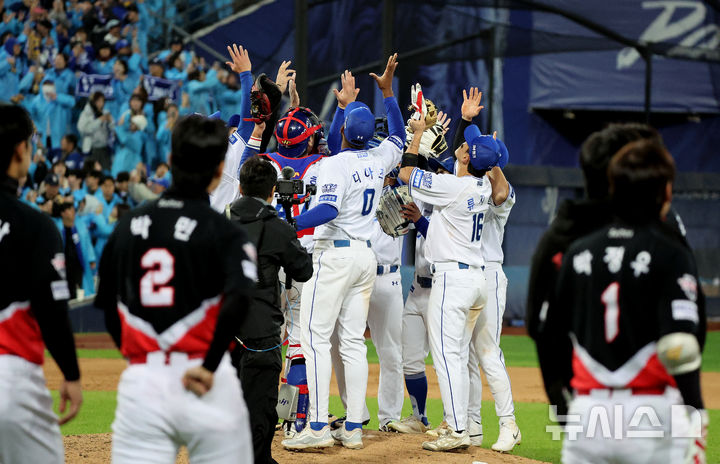 [대구=뉴시스] 이무열 기자 = 27일 대구 수성구 삼성라이온즈파크에서 열린 2026 신한 SOL KBO 포스트시즌 플레이오프 2차전 KIA 타이거즈와 삼성 라이온즈 경기, 8-3으로 승리한 삼성 선수들이 기뻐하고 있다. 2026.10.27. lmy@newsis.com