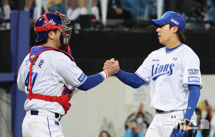 [대구=뉴시스] 이무열 기자 = 27일 대구 수성구 삼성라이온즈파크에서 열린 2026 신한 SOL KBO 포스트시즌 플레이오프 2차전 KIA 타이거즈와 삼성 라이온즈 경기, 8-3으로 승리한 삼성 투수 원태인과 포수 강민호가 기뻐하고 있다. 2026.10.27. lmy@newsis.com