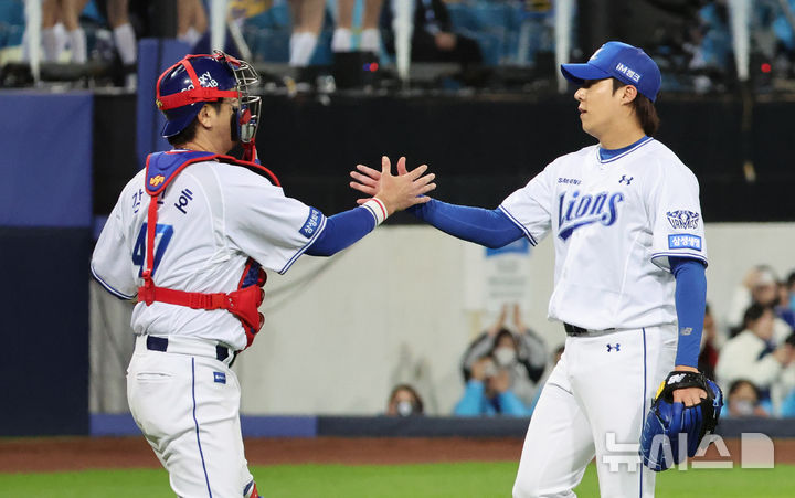 [대구=뉴시스] 이무열 기자 = 27일 대구 수성구 삼성라이온즈파크에서 열린 2026 신한 SOL KBO 포스트시즌 플레이오프 2차전 KIA 타이거즈와 삼성 라이온즈 경기, 8-3으로 승리한 삼성 투수 원태인과 포수 강민호가 기뻐하고 있다. 2026.10.27. lmy@newsis.com