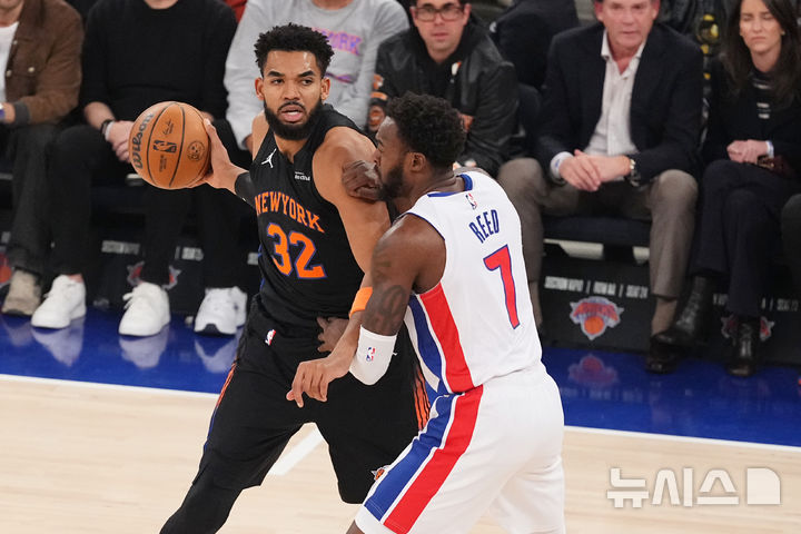 [뉴욕=AP/뉴시스] 미국프로농구(NBA) 뉴욕 닉스의 칼 앤서니 타운스와 디트로이트 피스턴스의 폴 리드. 2026.10.28