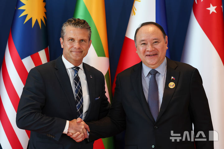 [세부=AP/뉴시스] 피트 헤그세스 미국 국방장관(왼쪽)이 28일(현지 시간) 필리핀 세부에서 열린 아세안 확대 국방장관회의(ADMM-Plus)에서 길베르토 테오도로 필리핀 국방장관과 악수하고 있다. 2026.10.29 
