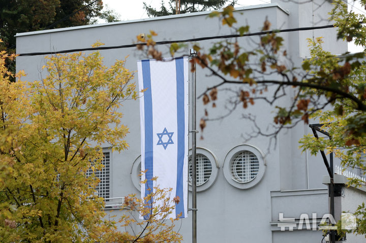 [베오그라드(세르비아)=AP/뉴시스]28일 새벽(현지시각) 칼을 든 한 공격자가 휘두른 칼에 찔려 세르비아인 경비대원이 숨지는 사고가 발생한 세르비아 베오그라드 주재 이스라엘 대사관에 이스라엘 국기가 걸려 있다. 2026.10.28.