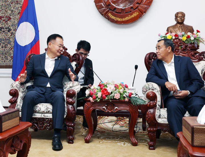 [칠곡=뉴시스] 김재욱(왼쪽) 군수가 라오스 정부를 찾아 복지부 차관과 면담하고 있다. (사진=칠곡군 제공) 2026.10.28 photo@newsis.com *재판매 및 DB 금지