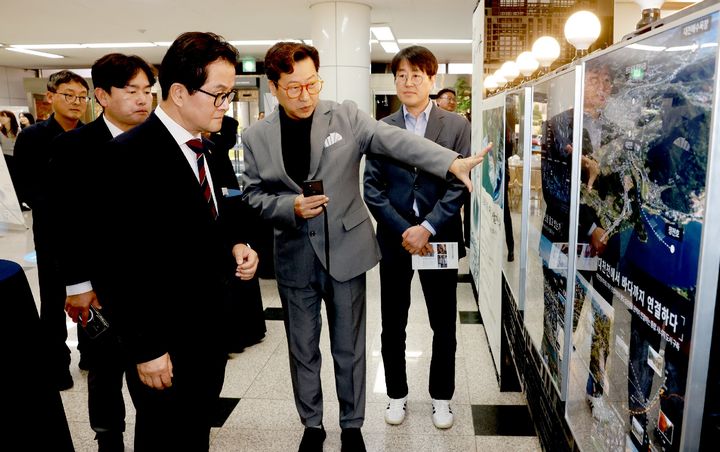 [보령=뉴시스] 전시회를 둘러보는 엄승용 보령시장. (사진=보령시청 제공) 2026.10.28. photo.newsis.com *재판매 및 DB 금지