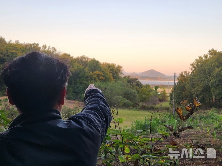 [김포=뉴시스]김지현 기자=이태성 경기 김포시 하성면 시암2리 이장이 27일 마을에서 북한의 대남 확성기를 가리키고 있다. 2026.10.28. kjh@newsis.com