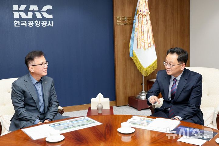 [고양=뉴시스]민경선 고양시장(오른쪽)이 김원준 한국공항공사 사장과 환담을 나누고 있다.(사진=고양시 제공)photo@newsis.com