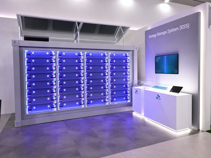 [서울=뉴시스] SK온이 지난 3월 서울 강남구 코엑스에서 열린 '인터배터리 2026'에서 선보인 컨테이너형 ESS 제품. (사진 = SK온 제공) photo@newsis.com *재판매 및 DB 금지
