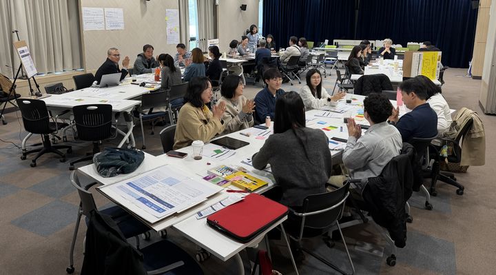 [화성=뉴시스] '2026 화성시 지속가능발전 지표 숙의공론장' 참석자들이 참여 테이블별로 발전지표에 대한 의견을 나누고 있다. (사진=화성시 제공) 2026.10.28. photo@newsis.com *재판매 및 DB 금지