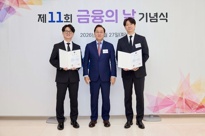 27일 '제11회 금융의 날' 기념식에서 (왼쪽부터)카카오뱅크 황현천 AI서비스개발팀장, 윤호영 대표이사, 신영원 수신제도기획팀장이 기념 촬영을 하고 있다. (사진=카카오뱅크 제공) *재판매 및 DB 금지