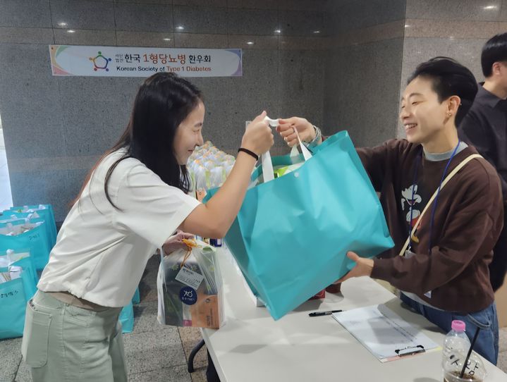 [서울=뉴시스] 롯데웰푸드 후원 제품을 나눠주고 있는 모습 (사진=롯데웰푸드 제공) *재판매 및 DB 금지
