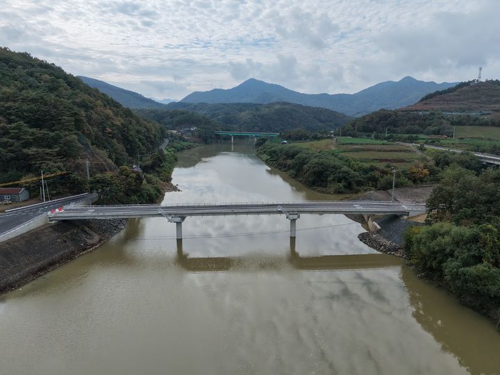 [괴산=뉴시스] 집중호우로 붕괴된 지 3년 만에 재가설된 충북 괴산군 청천면 운교. (사진=괴산군 제공) photo@newsis.com *재판매 및 DB 금지