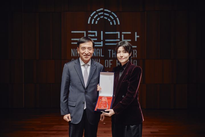 [서울=뉴시스] 배우 심은경(오른쪽)이 27일 서울 중구 신라호텔 영빈관에서 열린 '국립극단 후원회 어워즈'에서 배우상을 받았다. 사진은 이주열 국립극단 후원회장과 심은경. (사진 = 국립극단 제공) 2026.10.28. photo@newsis.com *재판매 및 DB 금지
