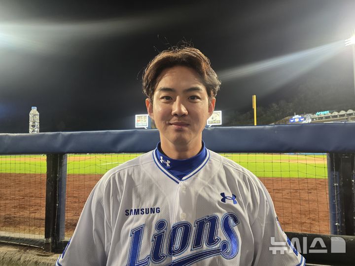 [대구=뉴시스] 김희준 기자 = 삼성 라이온즈의 구자욱이 27일 대구 삼성라이온즈파크에서 벌어진 KIA 타이거즈와의 플레이오프 2차전을 마친 뒤 포즈를 취하고 있다. 2026.10.27jinxijun@newsis.com