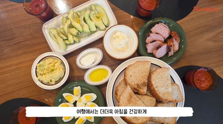 [서울=뉴시스] 배우 신애라가 가족여행 중에도 아보카도와 삶은 달걀 등을 곁들인 건강한 아침 식사를 챙기는 모습을 공개했다. (사진출처=유튜브 채널 '신애라이프' 캡처) *재판매 및 DB 금지