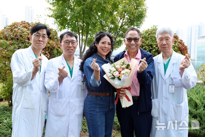 [서울=뉴시스] 마르코(왼쪽에서 4번째)씨와 딸 킴벌리씨가 귀국을 앞두고 지난 21일 서울아산병원 신관 옥외정원에서 간이식·간담도외과 의료진과 기념촬영을 하고 있다. (사진= 서울아산병원 제공) 