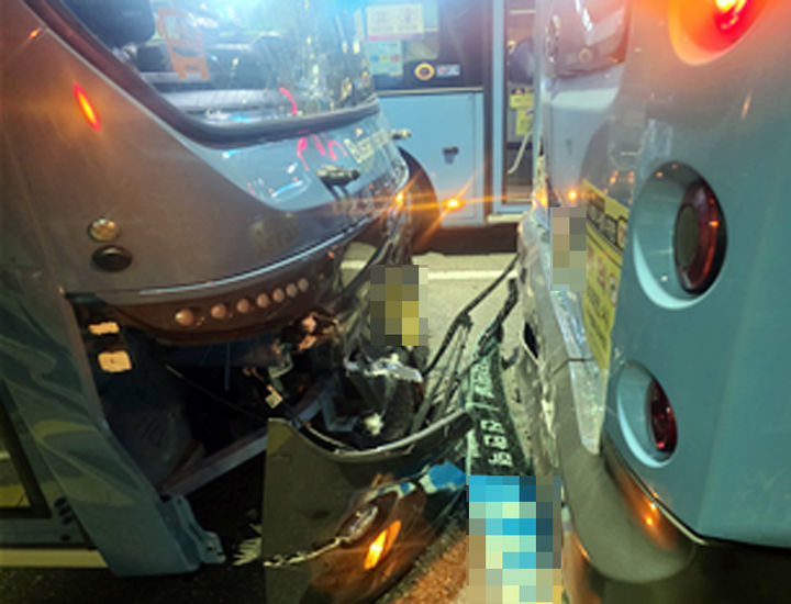[부산=뉴시스] 27일 오후 부산 사상구의 한 아파트 앞 버스정류장에서 시내버스가 앞선 버스를 추돌하는 사고가 났다. (사진=부산소방재난본부 제공) 2026.10.28. photo@newsis.com *재판매 및 DB 금지