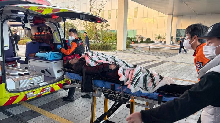 [전남광주=뉴시스] GGM 노조 간부 A씨가 28일 오전 7시30분께 사내 천막 농성장에서 병원으로 이송되고 있다. A씨는 이날 기준 17일째 노사 문제 해결을 촉구하면서 단식 농성에 나서왔다. (사진 = 전국금속노동조합 광주전남지부 제공) 2026.10.28. photo@newsis.com *재판매 및 DB 금지