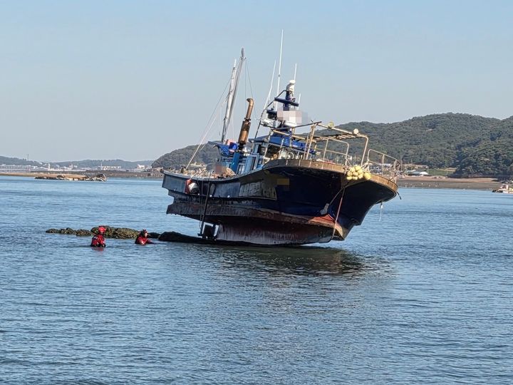 [대전=뉴시스] 충남 보령의 한 해상에서 선박이 좌초돼 60대 남성이 구조됐다.(사진=보령해양경찰서 제공) 2026.10.28. photo@newsis.com *재판매 및 DB 금지