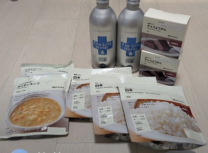 [서울=뉴시스]일본의 한 누리꾼이 비상식량을 구매했다며 올린 사진.(사진출처: 엑스 캡처) 2026.10.28.