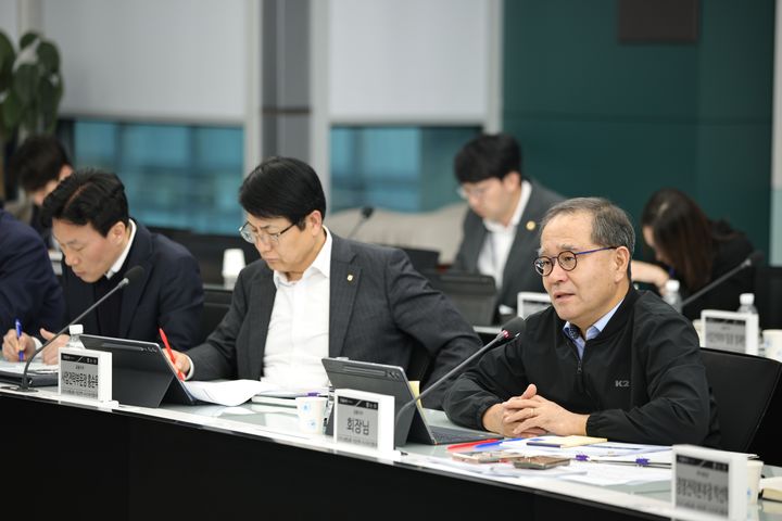 27일 서울 서대문 NH농협금융 본사 회의실에서 이찬우 회장(앞줄 오른쪽)이 올해 2차 사업전략·시너지 추진협의회를 주재하고 있다. (사진=농협금융 제공) *재판매 및 DB 금지