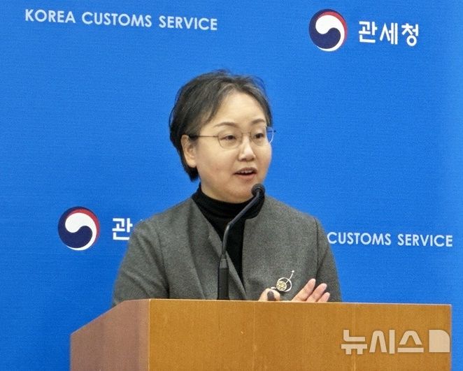 [대전=뉴시스] 28일 하유정 관세청 심사국장이 정부대전청사에서 'K-제조업 보호를 위한 전방위 대책' 추진에 대해 브리핑하고 있다. kys0505@newsis.com