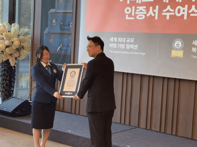 [서울=뉴시스] 한우석(오른쪽) 이랜드뮤지엄 대표가 기네스 인증서를 수여받고 있다. (사진=동효정 기자) 2026.10.28. vivid@newsis.com *재판매 및 DB 금지