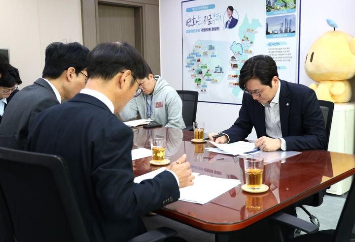 [대전=뉴시스] 조명휘 기자 = 더불어민주당 장철민(대전동구·오른쪽) 국회의원이 28일 지식재산처로부터 서울 소재 지식재산 관련 공공기관 3곳의 대전 이전 추진과 도심융합특구를 연계한 지식재산 클러스터 조성 구상을 보고받고 있다. (사진= 장철민 의원실 제공) 2026.10.28. photo@newsis.com *재판매 및 DB 금지