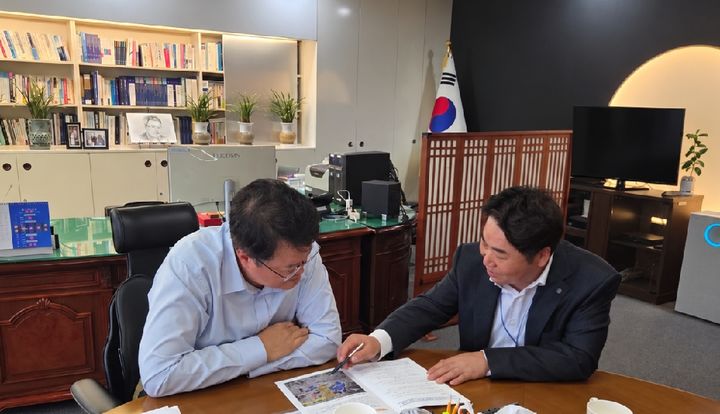 [아산=뉴시스] 오세현 아산시장(오른쪽)이 지난 27일 문화체육관광부를 찾아 김대현 제2차관에게 지역 현안에 대해 설명하고 있다. (사진=아산시 제공) 2026.10.28 photo@newsis.com *재판매 및 DB 금지