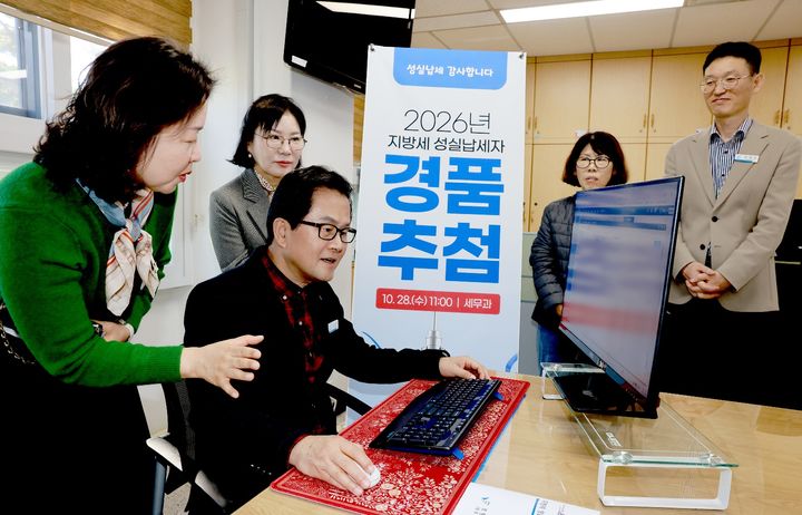 [보령=뉴시스] 경품추첨하는 엄승용 보령시장. (사진=보령시청 제공) 2026.10.28. photo.newsis.com *재판매 및 DB 금지