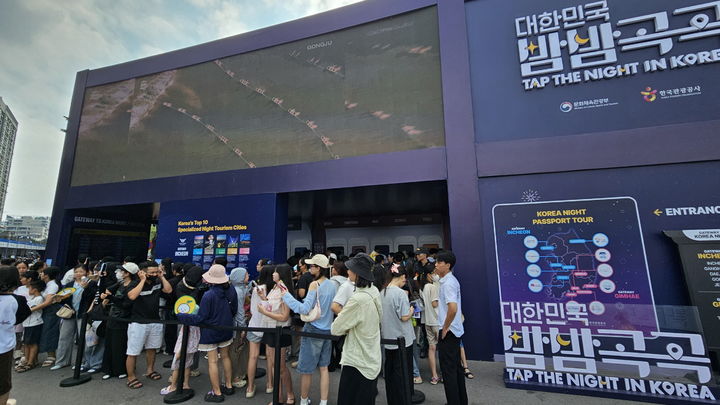 [통영=뉴시스] 신정철 기자= 경남 통영시는 지난 24~25일 이틀간 베트남 하노이 주한대한민국대사관 야외 돌담길 일대에서 열린 ‘2026 한국대사관 돌담길 문화축제’에서 현지 소비자와 관광업계를 대상으로 통영의 야간 관광 제작물(콘텐츠) 집중적으로 홍보했다. 사진은 통영관광홍보관 입장을 기다리는 현지인 모습(사진=통영시 제공).2026.10.28. photo@newsis.com *재판매 및 DB 금지