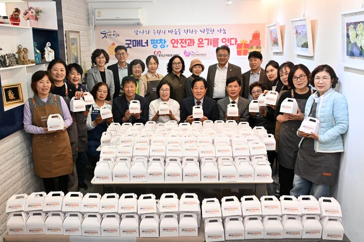 [평창=뉴시스] 안전과 온기를 잇다 간식꾸러미 나눔행사. (사진=평창군 제공) 2026.10.28. photo@newsis.com *재판매 및 DB 금지