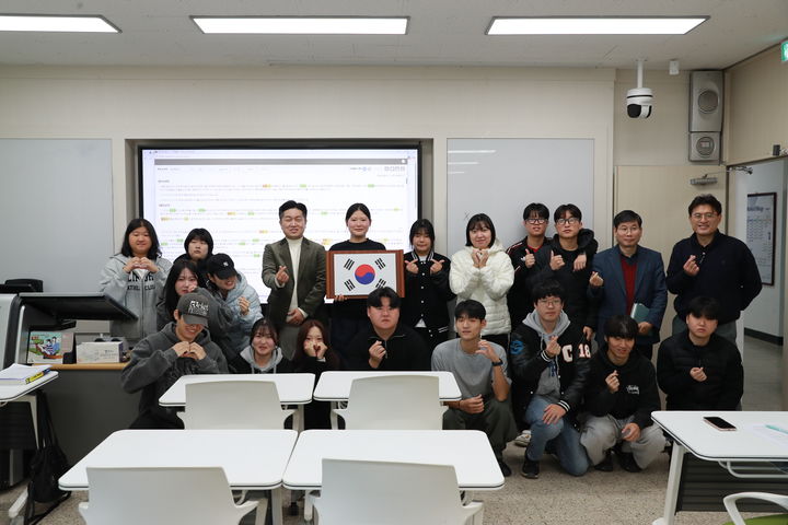 [홍성=뉴시스] 충남도립대학교 정명규 총장과 경찰행정학과 학생들이 강의실에서 태극기를 들고 충효예 정신 실천을 다짐하고 있다. (사진=충남도립대 제공) *재판매 및 DB 금지