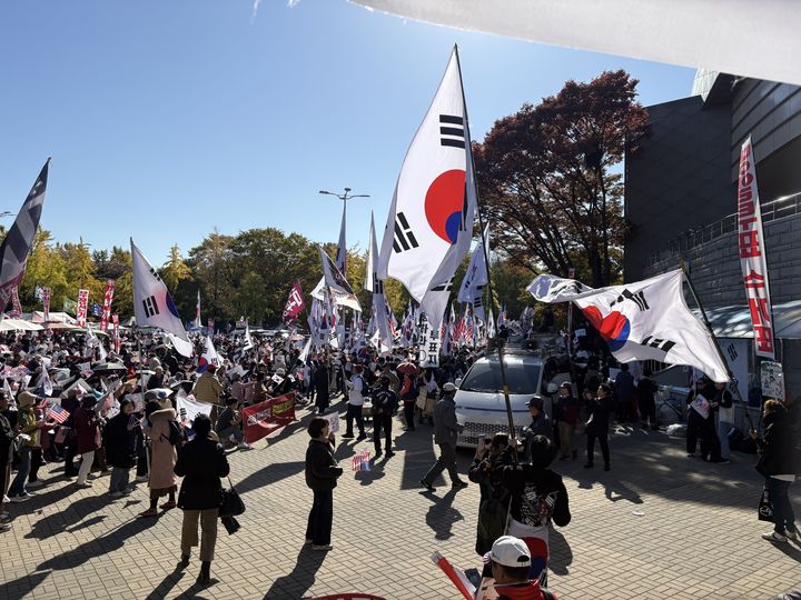 [서울=뉴시스] 6·3 지방선거 투표용지 부족 사태 등을 수사하는 이태한 특별검사팀이 서울 송파구 올림픽공원 핸드볼경기장에 진입해 투표용지 검증에 본격 착수한 가운데 경기장 밖에서는 검증 과정을 생중계하라는 집회 참가자들의 목소리가 이어지고 있다. 사진은 핸드볼경기장 1-3게이트 앞 모습.2026.10.28.photo@newsis.com *재판매 및 DB 금지