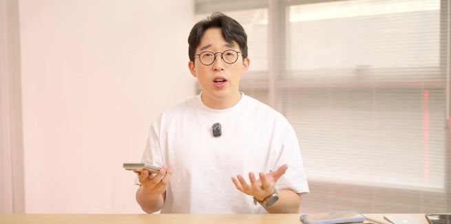 [서울=뉴시스] IT 유튜버 잇섭이 애플의 폴더블 스마트폰 '아이폰 듀오'의 내구성 시험 결과를 생중계했지만, 시험 결과를 둘러싼 악성 댓글과 허위사실 유포가 이어졌다. (사진=유튜브 채널 'ITSub잇섭' 화면 캡쳐) 2026.10.28. 