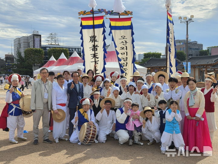 [오산=뉴시스] 오산외미거북진놀이 참여자들이 기념사진을 찍고 았다. (사진=오산시 제공) 2026.10.28.photo@newsis.com 