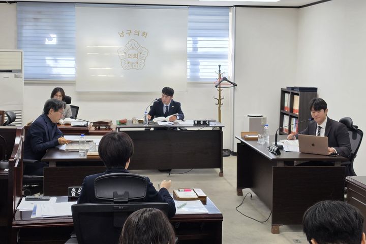 [대구=뉴시스] 이상제 기자 = 28일 대구 남구의회 행정자치위원회가 남구청 인구총괄과를 대상으로 행정사무감사를 진행하고 있다. 2026.10.28. king@newsis.com *재판매 및 DB 금지